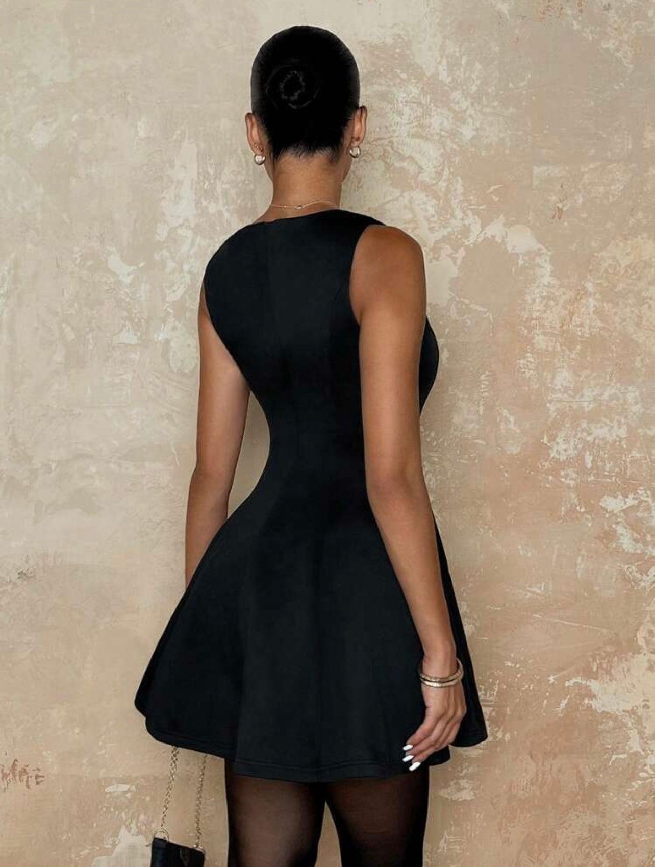 Mini abito da donna a trapezio con incrocio in vita, pieghe e scollo all'americana