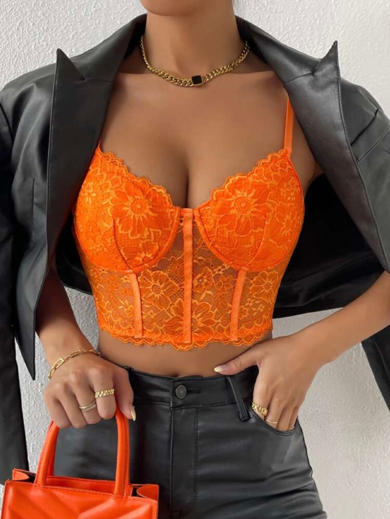Top in pizzo con con ferretto e Spalline regolabili, ideale anche come sottogiacca