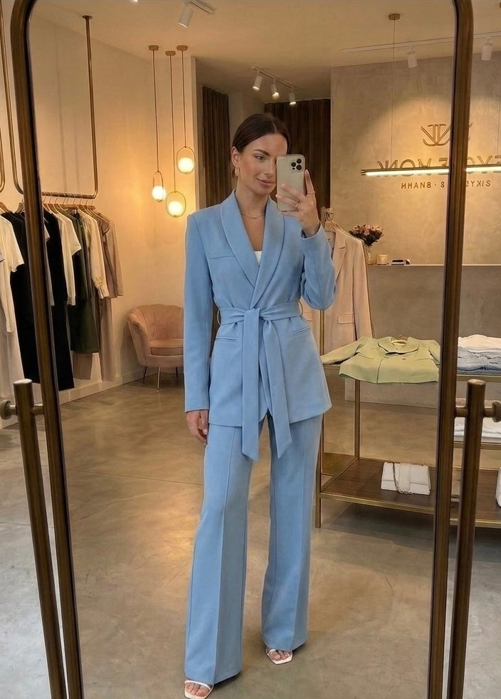 Abito da donna con giacca pantalone e cintura
