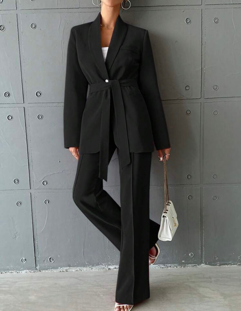 Abito da donna con giacca pantalone e cintura