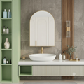 Specchio ad arco per bagno con armadietto a muro per medicinali con struttura in metallo e ripiano regolabile.
