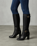Kniehohe Stiefel mit Blockabsatz und Schnallenriemen