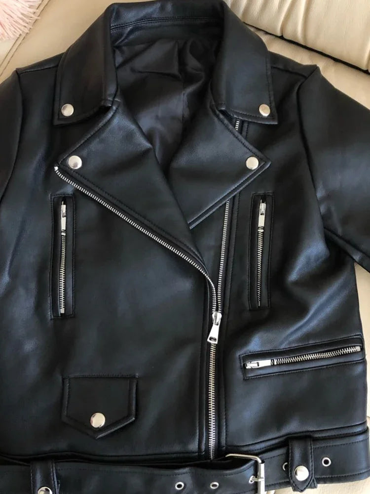 Giacca da donna in ecopelle nera stile Moto Biker – Collezione Primaverile con cintura e cerniera