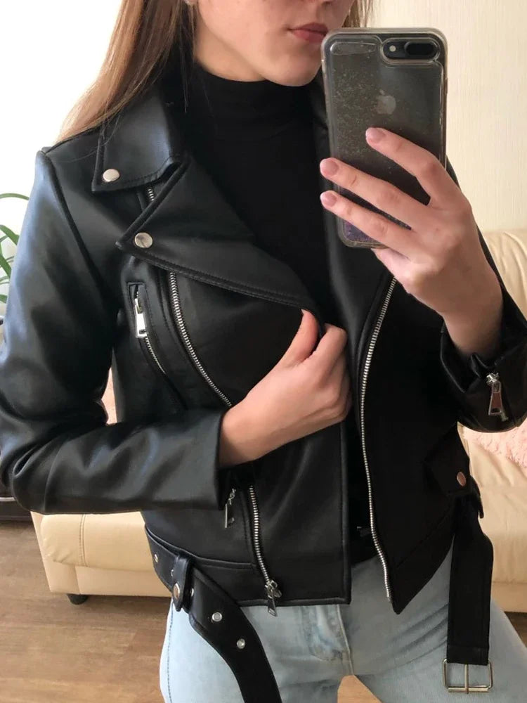 Giacca da donna in ecopelle nera stile Moto Biker – Collezione Primaverile con cintura e cerniera