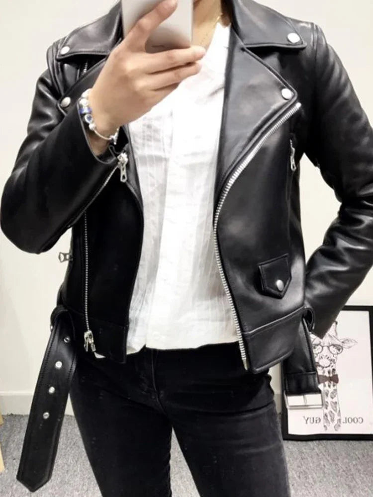 Damenjacke aus schwarzem Kunstleder im Moto Biker Stil – Frühlingskollektion mit Gürtel und Reißverschluss