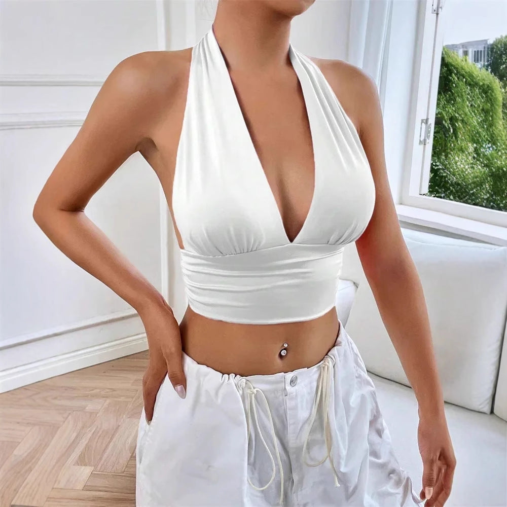 Haut féminin tendance d'été à dos ouvert et détails ajourés