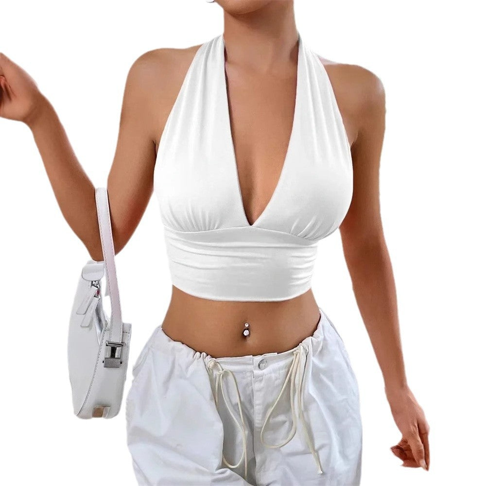 Haut féminin tendance d'été à dos ouvert et détails ajourés